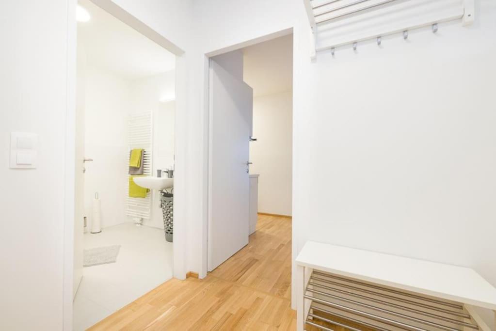 Premium City Apartment With Balcony! Free Garage Parking Included! เวียนนา ภายนอก รูปภาพ