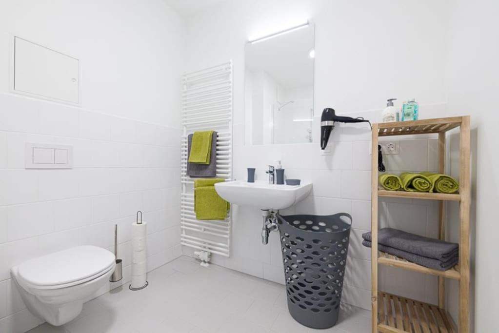 Premium City Apartment With Balcony! Free Garage Parking Included! เวียนนา ภายนอก รูปภาพ